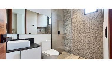 Vendo Moderna casa de 2 pisos, unidad cerrada, Llanogrande