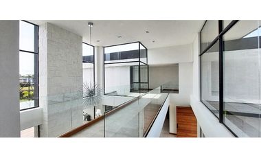 Vendo Moderna casa de 2 pisos, unidad cerrada, Llanogrande