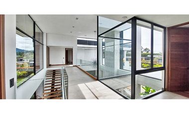 Vendo Moderna casa de 2 pisos, unidad cerrada, Llanogrande