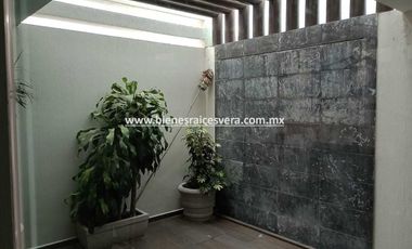 CASA EN VENTA EN SAN JUAN DEL RIO EN LOMAS DE SAN JUAN MIRNA