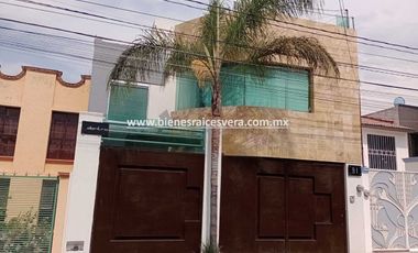 CASA EN VENTA EN SAN JUAN DEL RIO EN LOMAS DE SAN JUAN MIRNA