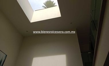 CASA EN VENTA EN SAN JUAN DEL RIO EN LOMAS DE SAN JUAN MIRNA
