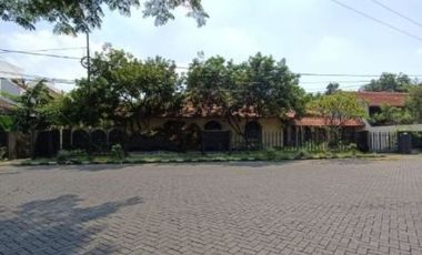 Rumah di Jl. Prapen Indah Surabaya, Row jalan lebar