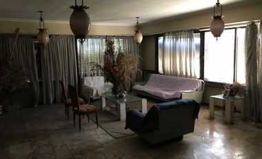 Propiedad ubicada a 70 metros de Avenida Espora 300 metros de la estación .