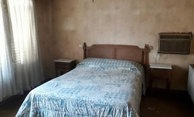 Propiedad ubicada a 70 metros de Avenida Espora 300 metros de la estación .