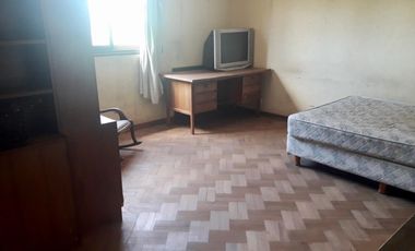 Propiedad ubicada a 70 metros de Avenida Espora 300 metros de la estación .