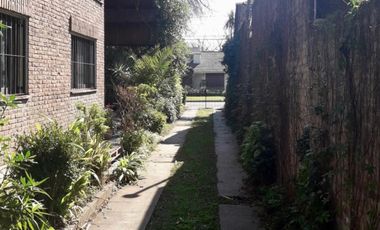 Propiedad ubicada a 70 metros de Avenida Espora 300 metros de la estación .