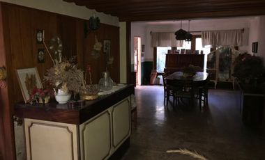 Propiedad ubicada a 70 metros de Avenida Espora 300 metros de la estación .