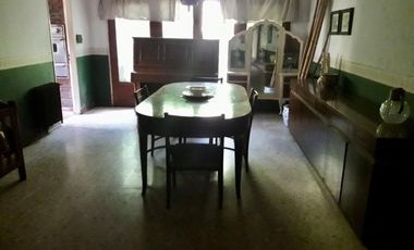 Propiedad ubicada a 70 metros de Avenida Espora 300 metros de la estación .