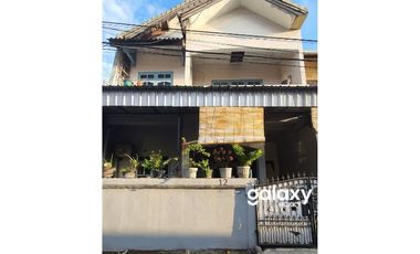 Rumah disewakan di Bali, Denpasar - Parkir mobil