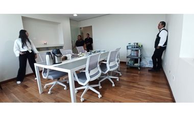 SE ALQUILA OFICINA EN CALLE 50, SERVICIOS INCLUIDOS!!