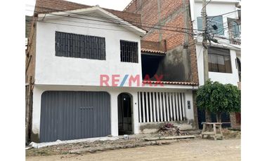 ¿Sueñas con una casa espaciosa y versátil en una ubicación privilegiada? ¡No busques más! Te presentamos una magnífica propiedad de 2 pisos en el jr.
