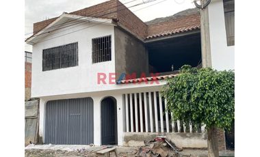 ¿Sueñas con una casa espaciosa y versátil en una ubicación privilegiada? ¡No busques más! Te presentamos una magnífica propiedad de 2 pisos en el jr.