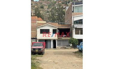 ¿Sueñas con una casa espaciosa y versátil en una ubicación privilegiada? ¡No busques más! Te presentamos una magnífica propiedad de 2 pisos en el jr.