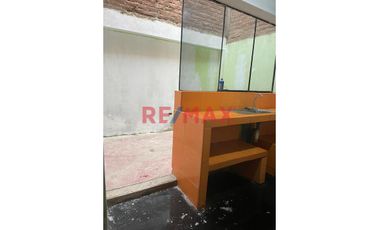 ¿Sueñas con una casa espaciosa y versátil en una ubicación privilegiada? ¡No busques más! Te presentamos una magnífica propiedad de 2 pisos en el jr.