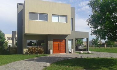 Casa de Estilo Moderno de cuatro ambientes en Barrancas de Iraola