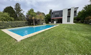 Venta casa 6 ambientes con cochera y fondo con piscina en Club Miralagos 1