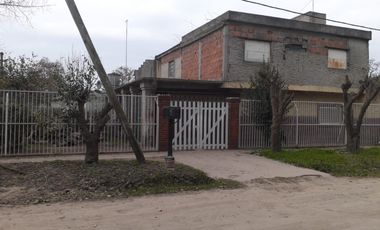 Casa en venta - 2 Dormitorios 1 Baño - Cochera - 200Mts2 - Guernica, Presidente Perón