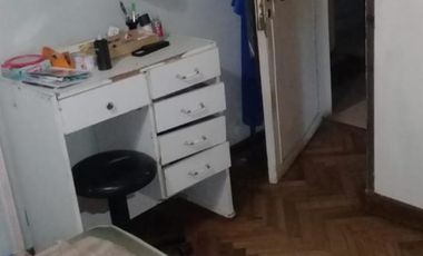 EXCELENTE PROPIEDAD DE CUATRO AMBIENTES CON GARAGE PATIO Y FONDO LIBRE