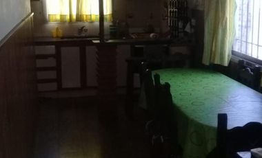 EXCELENTE PROPIEDAD DE CUATRO AMBIENTES CON GARAGE PATIO Y FONDO LIBRE