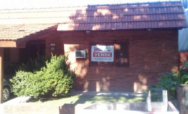 EXCELENTE PROPIEDAD DE CUATRO AMBIENTES CON GARAGE PATIO Y FONDO LIBRE