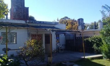 EXCELENTE PROPIEDAD DE CUATRO AMBIENTES CON GARAGE PATIO Y FONDO LIBRE