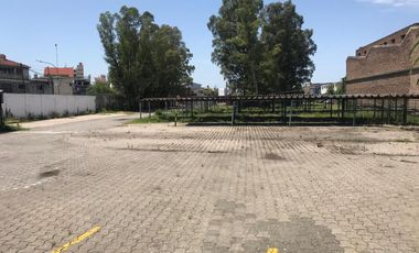 Deposito en Lanus  con oficinas