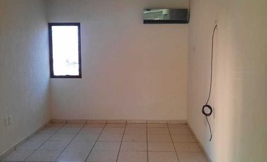 Casa de 3 recámaras en conjunto con alberca y control de acceso en Tampiquera