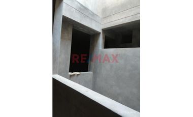 : 🔥 Jr. Cuzco: Casa De 3 Pisos En Casco Gris — Gran Potencial De Inversión 🏗️🏡