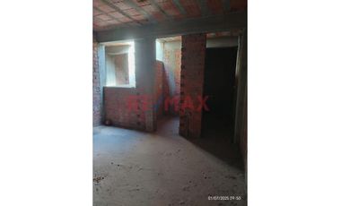 : 🔥 Jr. Cuzco: Casa De 3 Pisos En Casco Gris — Gran Potencial De Inversión 🏗️🏡