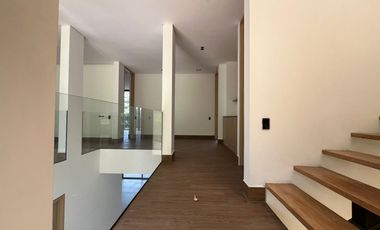 casa en arriendo en poblado. Cod A60131