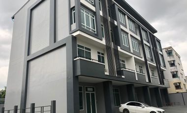 2 Bedroom Townhouse for sale at Ratchadakarn