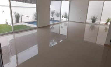 Casa en venta en fraccionamiento en Cuernavaca con seguridad y alberca.