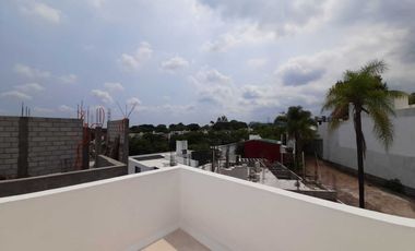 Casa en venta en fraccionamiento en Cuernavaca con seguridad y alberca.