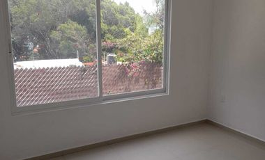 Casa en venta en fraccionamiento en Cuernavaca con seguridad y alberca.