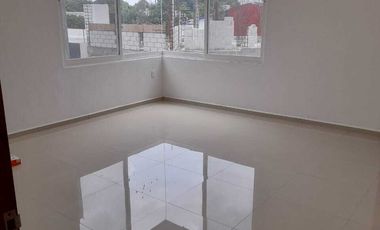 Casa en venta en fraccionamiento en Cuernavaca con seguridad y alberca.