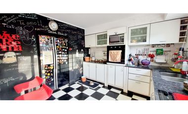 Moderna casa en barrio Caisamar