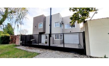 Moderna casa en barrio Caisamar