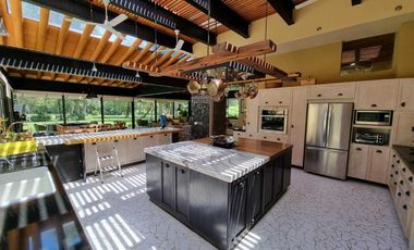 CASA EN VENTA DENTRO DE CLUB DE GOLF AVANDARO