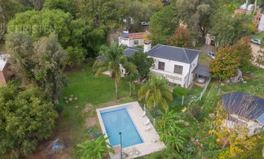 Venta Casaquinta en Villa California de 3 habitaciones living estar con hogar galería y piscina