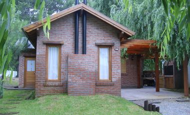 COSTA DEL ESTE: EXCELENTE CHALET de categoría estilo campo, con hermosa arboleda c/bosque de pinos y parque.A cdras del Mar.