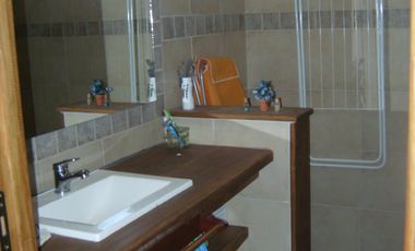 COSTA DEL ESTE: EXCELENTE CHALET de categoría estilo campo, con hermosa arboleda c/bosque de pinos y parque.A cdras del Mar.