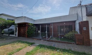 Venta casa 3 amb con cochera en Quilmes Oeste