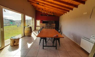 EXCELENTE PROPIEDAD CON HERMOSA VISTA A LOS CERROS Y LAGO