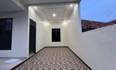 Rumah 3 Kamar 10 Menit ke Mitra Keluarga Jatiasih Hadap Timur J-35747