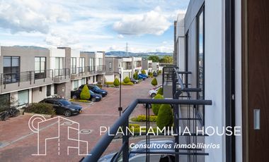 Hermosa casa en Cota, ubicación única dos niveles