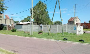 A seis cuadras de Estación Monte Chingolo -Lanus.