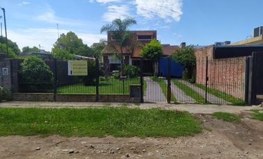 Vendo casa de dos plantas en Merlo , Precio Contado: U$S 82.000