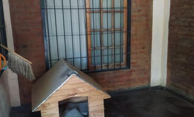 Vendo casa de dos plantas en Merlo , Precio Contado: U$S 82.000