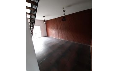 GRAN CHALET TRES PLANTAS A METROS ACCESO OESTE OPORTUNIDAD FINANCIACION !!!